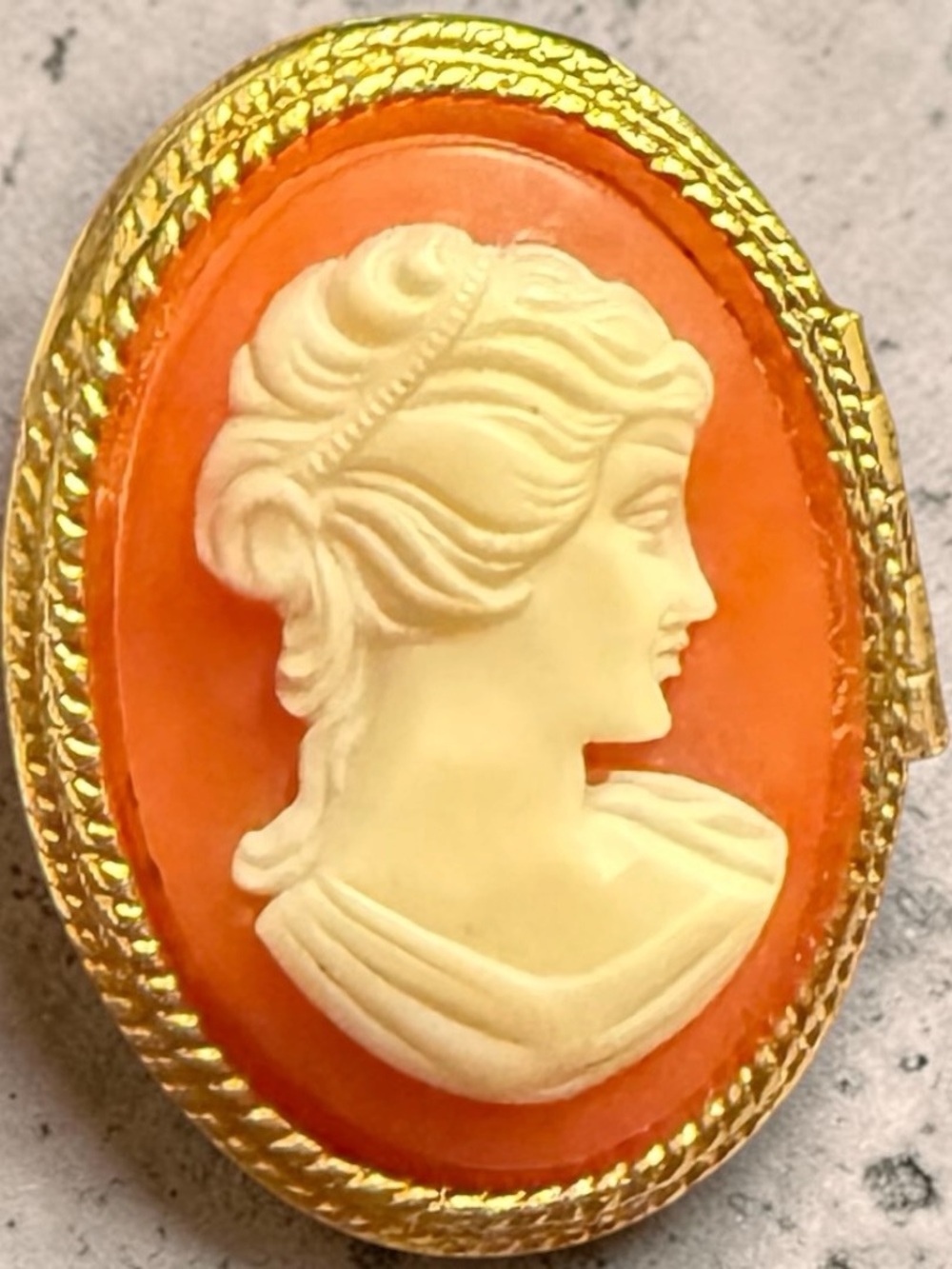 Vintage Avon Gold Tone Oval Cameo Locket Ring Size 9